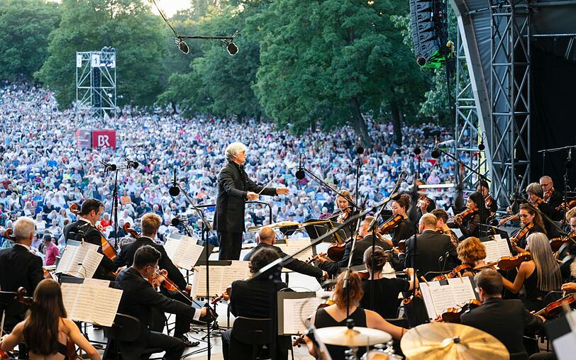 Rund 80.000 Musikbegeisterte lauschten beim zweiten Klassik Open Air im Luitpoldhain im vergangenen Jahr dem Programm der N&uuml;rnberger Symphoniker unter der Leitung von Jonathan Darlington.