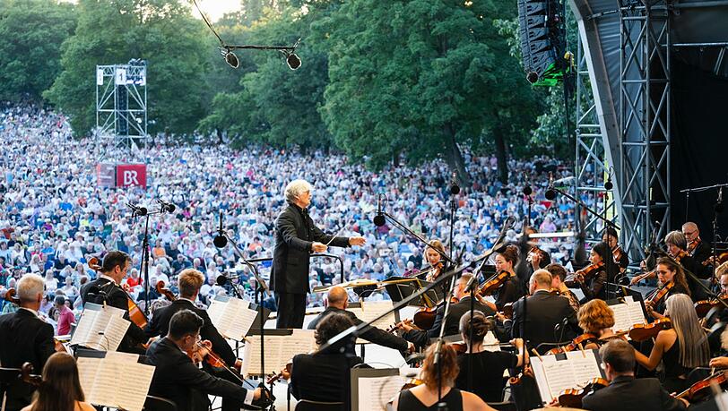 Rund 80.000 Musikbegeisterte lauschten beim zweiten Klassik Open Air im Luitpoldhain im vergangenen Jahr dem Programm der Nürnberger Symphoniker unter der Leitung von Jonathan Darlington. Rund 80.000 Musikbegeisterte lauschten beim zweiten Klassik Open Air im Luitpoldhain im vergangenen Jahr dem Programm der Nürnberger Symphoniker unter der Leitung von Jonathan Darlington.