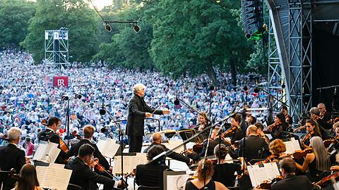 Rund 80.000 Musikbegeisterte lauschten beim zweiten Klassik Open Air im Luitpoldhain im vergangenen Jahr dem Programm der N&uuml;rnberger Symphoniker unter der Leitung von Jonathan Darlington.