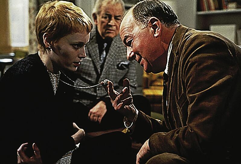 Rosemaries (Mia Farrow) Schwangerschaft ruft auch die Kirche auf den Plan. Rosemaries (Mia Farrow) Schwangerschaft ruft auch die Kirche auf den Plan.