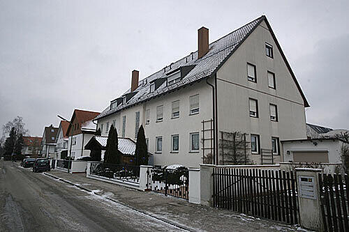 Gefahr aus dem Keller: In diesem Haus in der Stockdorfer Straße wurden zwei Rentner durch Heizungsgas verletzt.