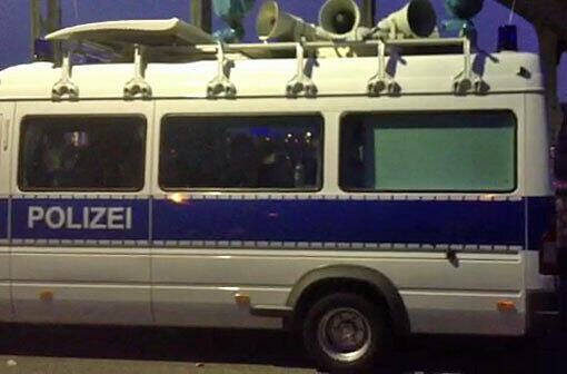 "Ich will wieder an die Nordsee", tönt aus aus den Lautsprechern dieses Polizei-Wagens