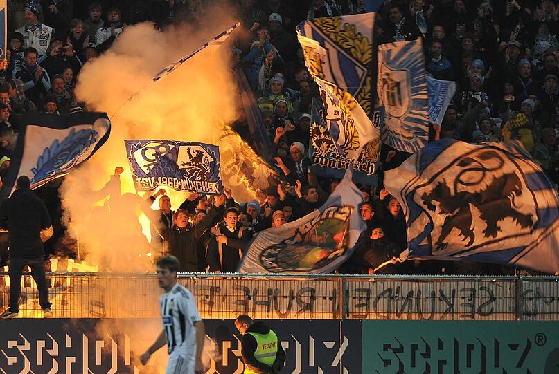 Bilder von der Pyroaktion im 1860 Fanblock, in der 13 Spielminute in Aalen.