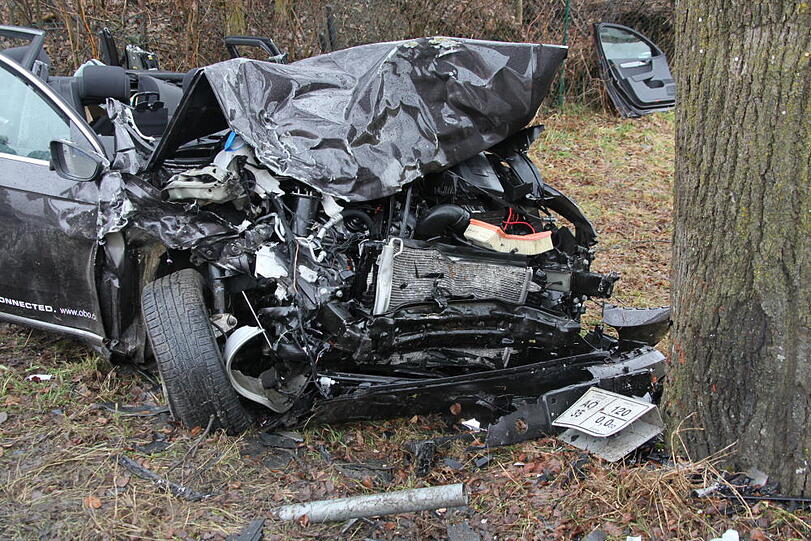 Im Landkreis Altöttingen kam es am Samstagvormittag zu einem schweren Zusammenstoß dreier Fahrzeuge. Die Bilder vom Unfallort.