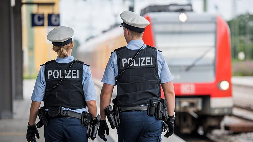 Beim Streit um einen Sitzplatz im Zug wurde ein 60-Jähriger krankenhausreif getreten. (Symbolfoto)