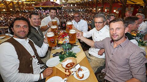 Starauflauf beim Legendenstammdisch der Bayern: Luca Toni, Daniel van Buyten, Bixente Lizarazu, Paulo Sergio, Hans-Jörg Butt und Ivica Olic (v.l.n.r.)