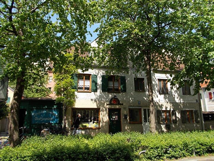 Alte Häuser und schöne Bäume. Haidhausen ist an vielen Orten noch wie ein kleines Dorf.
