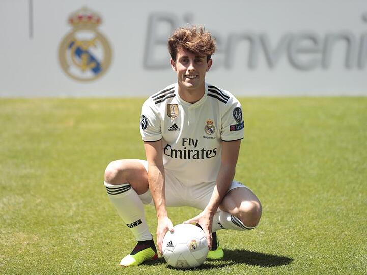Der ehemalige spanische Nationalspieler Álvaro Odriozola hockt in einem Stadion auf dem Rasen. Foto: GJB/gtres/dpa/Archivbild