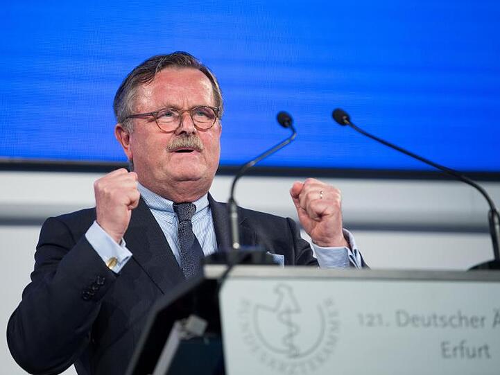 Laut Ärztepräsident Frank Ulrich Montgomery sind in Deutschlands Krankenhäusern rund 5000 Stellen für Ärzte unbesetzt.