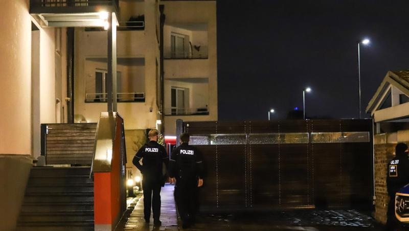 Polizisten stehen während einer Razzia wegen des Besitzes und der Verbreitung von Kinderpornographie an einem Wohnhaus in Herdecke.