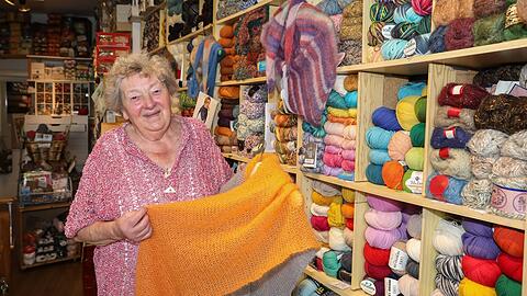 Helga Mayereder strickt, wenn keine Kunden im Laden sind. Wenn welche kommen, gibt sie natürlich Tipps, wie man erfolgreich einen Schal oder Pulli hinbekommt.