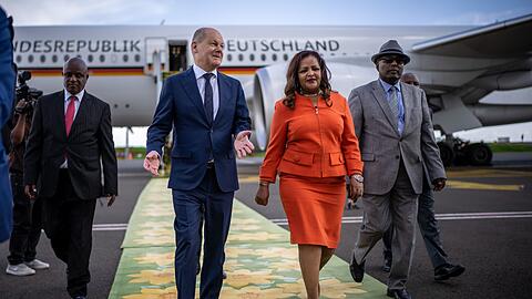 Bundeskanzler Olaf Scholz wird in Äthiopien von der Staatsministerin Misgai Arega empfangen.