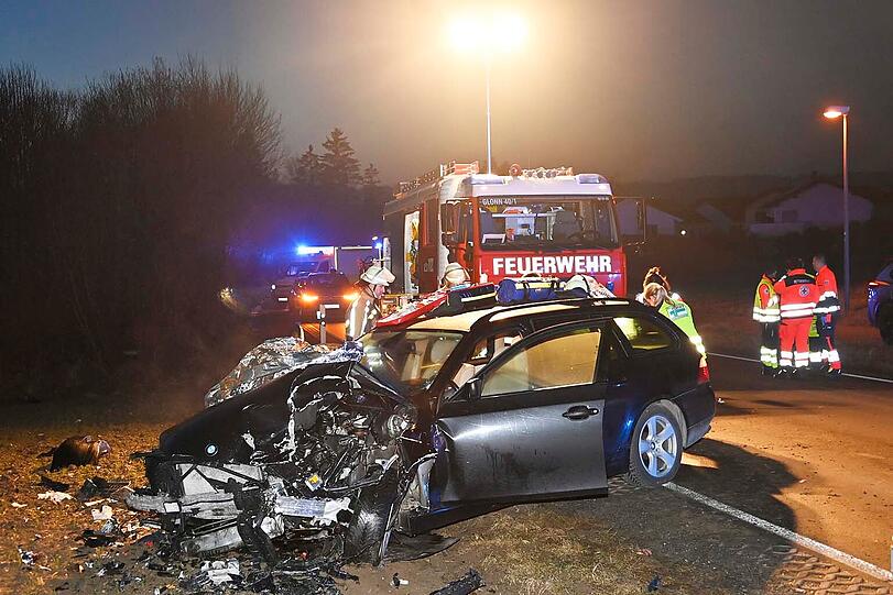 Bei einem heftigen Unfall bei Glonn sind drei Menschen verletzt und ins Krankenhaus gebracht worden.