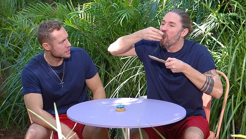 Guten Appetit: Patrick Romer und Gil Ofarim in der gef&uuml;rchteten Essenspr&uuml;fung.