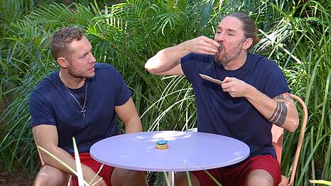 Guten Appetit: Patrick Romer und Gil Ofarim in der gef&uuml;rchteten Essenspr&uuml;fung.