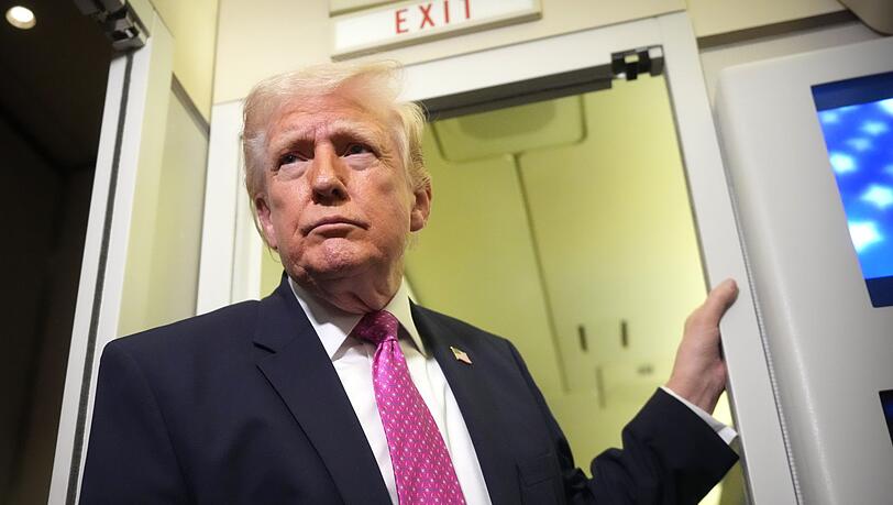 US-Pr&auml;sident Donald Trump sagt, die Stra&szlig;e von Hormus werde sich nach Abschluss des Milit&auml;reinsatzes von allein &ouml;ffnen. (Archivbild)