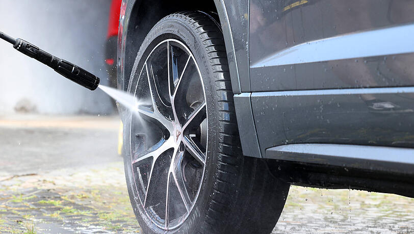 Ein Autofelge wird mit einem Hochdruckreiniger abgespritzt. In der aktuellen Hitzewelle solle man auf die Autowäsche besser verzichten. Ein Autofelge wird mit einem Hochdruckreiniger abgespritzt. In der aktuellen Hitzewelle solle man auf die Autowäsche besser verzichten.