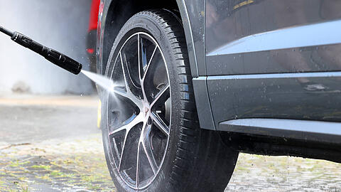 Ein Autofelge wird mit einem Hochdruckreiniger abgespritzt. In der aktuellen Hitzewelle solle man auf die Autow&auml;sche besser verzichten.