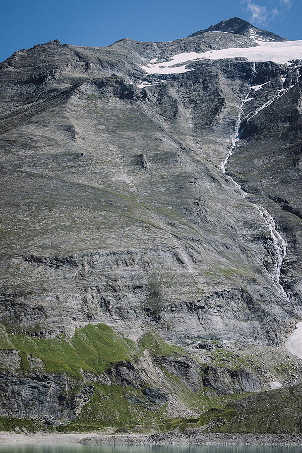 Das Heinrich-Schwaiger-Haus liegt auf 2802 Metern inmitten der felsigen Glocknergruppe. Das Heinrich-Schwaiger-Haus liegt auf 2802 Metern inmitten der felsigen Glocknergruppe.