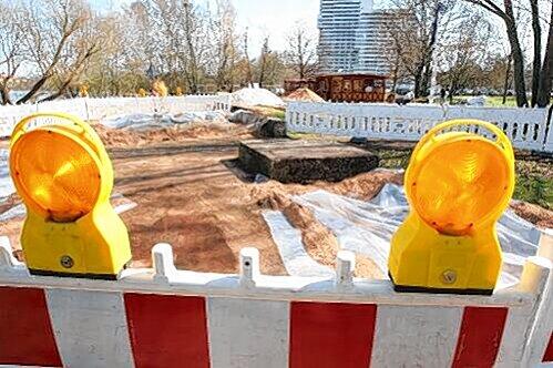 Der Uferbereich am Norikus bleibt nach dem Abbaggern des verseuchten Bodens noch gesperrt.