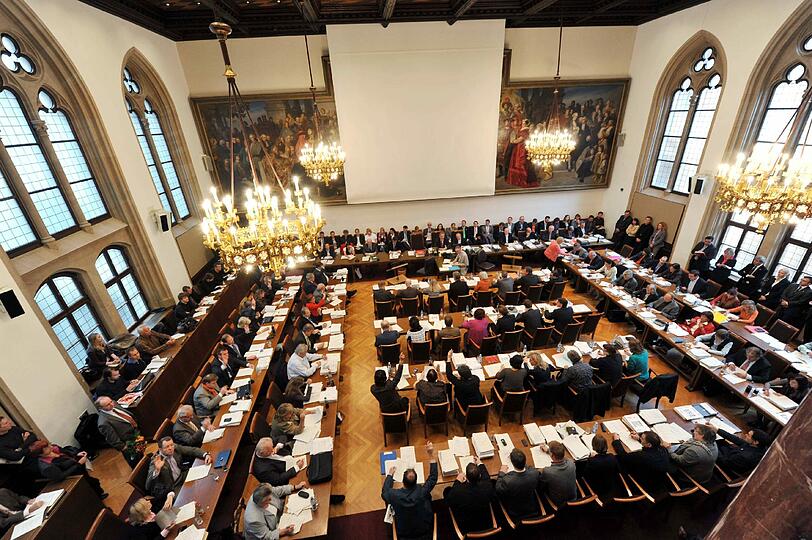 Volles Haus: Der Stadtrat während einer Versammlung. Hier sitzen die Abgeordneten an rund zwei Tagen die Woche.