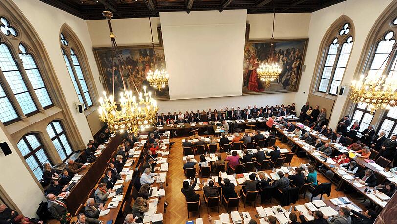 Volles Haus: Der Stadtrat während einer Versammlung. Hier sitzen die Abgeordneten an rund zwei Tagen die Woche. Volles Haus: Der Stadtrat während einer Versammlung. Hier sitzen die Abgeordneten an rund zwei Tagen die Woche.