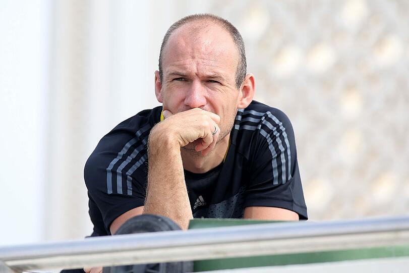 Arjen Robben ist bereits in Doha. Dort schaut er als Zaungast den Spielern von Schalke 04 bei Training zu. Die Bilder.
