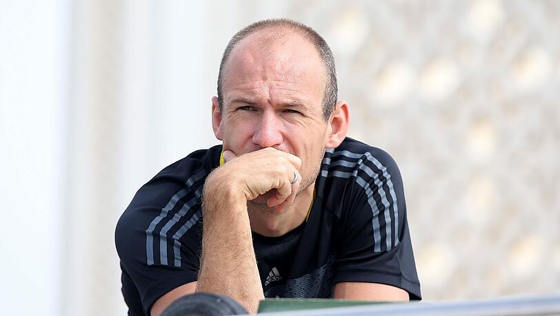 Arjen Robben ist bereits in Doha. Dort schaut er als Zaungast den Spielern von Schalke 04 bei Training zu. Die Bilder. Arjen Robben ist bereits in Doha. Dort schaut er als Zaungast den Spielern von Schalke 04 bei Training zu. Die Bilder.