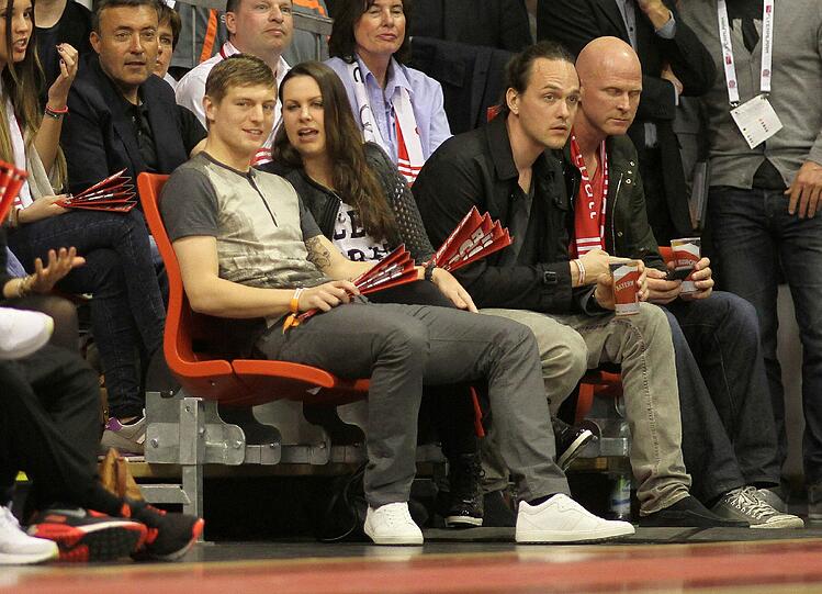 Toni Kroos saß mit seiner Freundin ein Stückchen weiter.