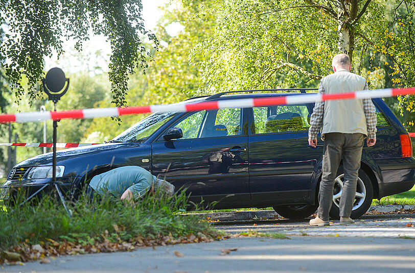 Ermittler suchen in Berlin-Spandau an einem Pkw nach Beweismitteln. Berliner Polizisten haben einen Mann erschossen, der mit einem Messer eine Beamtin angegriffen hatte.