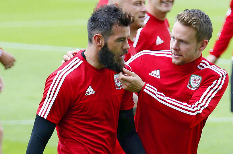 Auch sein Teamkollege Joe Ledley trägt einen wallenden Bart &ndash; hier zu sehen während einem  Training vor dem Spiel gegen Russland. Den Bart zu berühren bringt Glück, denkt sich der Verteidiger Chris Gunter. Und der anschließende 3-0 Sieg ist der Beweis dafür.
