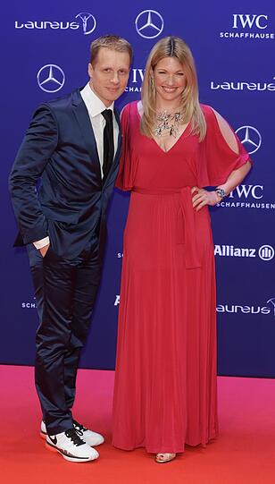 Jessica Kastrop, Moderatorin bei Sky: "Weihnachten verbringe ich dieses Jahr wieder ganz untypisch in Indien mit einer Ayurveda-Kur.
In einem schönen Hotel mache ich dort eine Panchakarma-Kur zur Reinigung von Körper und Seele. Während also alle anderen Glühwein auf dem Weihnachtsmarkt schlürfen oder die Gänsekeule an den Feiertagen verspeisen, erwarten mich Reissuppe, Yoga und Massagen.
So startet es sich dann wirklich unbeschwert ins neue Jahr."