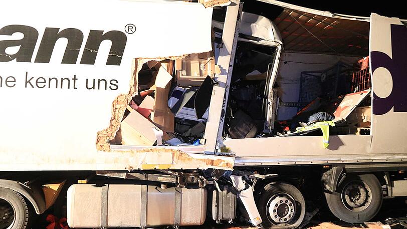 Nur wenige Stunden später kam es fast an der selben Stelle erneut zu einem tödlichen Unfall. Insgesamt drei Lkw waren daran beteiligt.