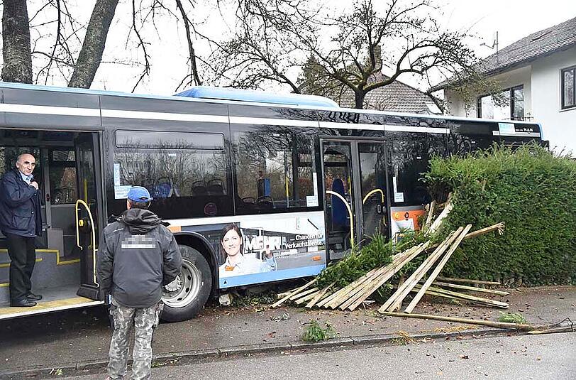 Die Bilder vom Verkehrsunfall in Waldtrudering: Ein Transporter kolldierte mit einem Linienbus, der nach dem Zusammenstoß in einem Vorgarten zum Stehen kam.