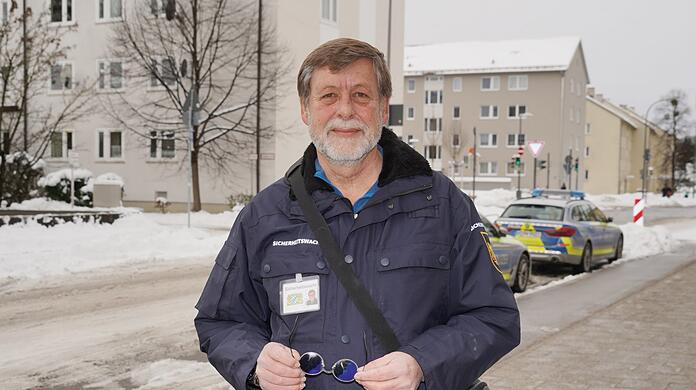 Sicherheitswachtler Siegfried Hofmann (64) geht ehrenamtlich Streife in Sendling.