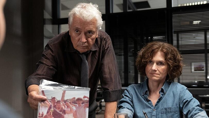 "Das Licht in einem dunklen Haus": Die Ermittler Johannes Fischer (Henry Hübchen) und Konstanze Satorius (Victoria Trauttmansdorff) erhoffen sich von einem Foto aus dem Jahr 1995 neue Erkenntnisse.