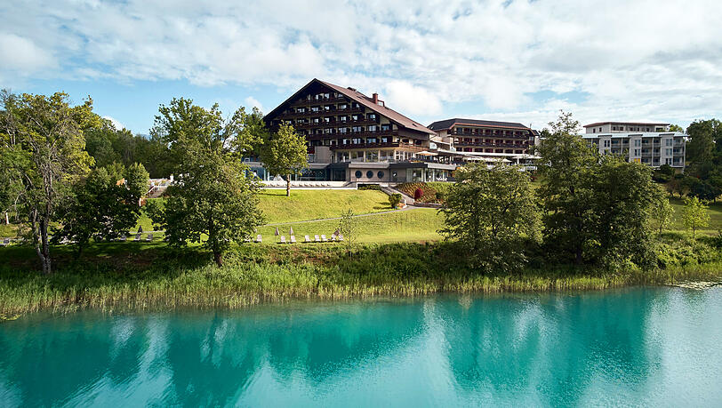 Der türkise Faaker See in Kärnten ist der südlichste Badesee Österreichs. Am Ufer liegt das Wellnesshotel Karnerhof. Der türkise Faaker See in Kärnten ist der südlichste Badesee Österreichs. Am Ufer liegt das Wellnesshotel Karnerhof.