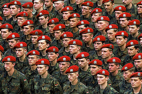 Die Bundeswehr hat sich im Laufe ihrer Geschichte immer wieder veränderten Bedingungen anpassen müssen.