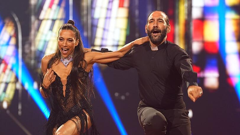 Nadja Benaissa tanzte beim Partner-Switch einen Jive zu "Something's Got a Hold on Me" von Christina Aguilera mit Massimo Sinat&oacute;.