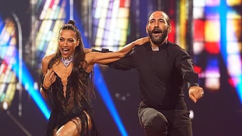 Nadja Benaissa tanzte beim Partner-Switch einen Jive zu "Something's Got a Hold on Me" von Christina Aguilera mit Massimo Sinat&oacute;.