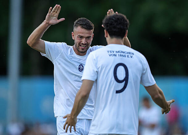 Raphael Wach (l.) und Rron Gosalci nach dem Tor zum zwischenzeitlichen 3:1
gegen den TuS Geretsried in den weißen Übergangstrikots. Raphael Wach (l.) und Rron Gosalci nach dem Tor zum zwischenzeitlichen 3:1
gegen den TuS Geretsried in den weißen Übergangstrikots.
