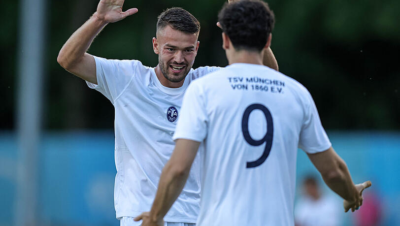 Raphael Wach (l.) und Rron Gosalci nach dem Tor zum zwischenzeitlichen 3:1
gegen den TuS Geretsried in den weißen Übergangstrikots. Raphael Wach (l.) und Rron Gosalci nach dem Tor zum zwischenzeitlichen 3:1
gegen den TuS Geretsried in den weißen Übergangstrikots.