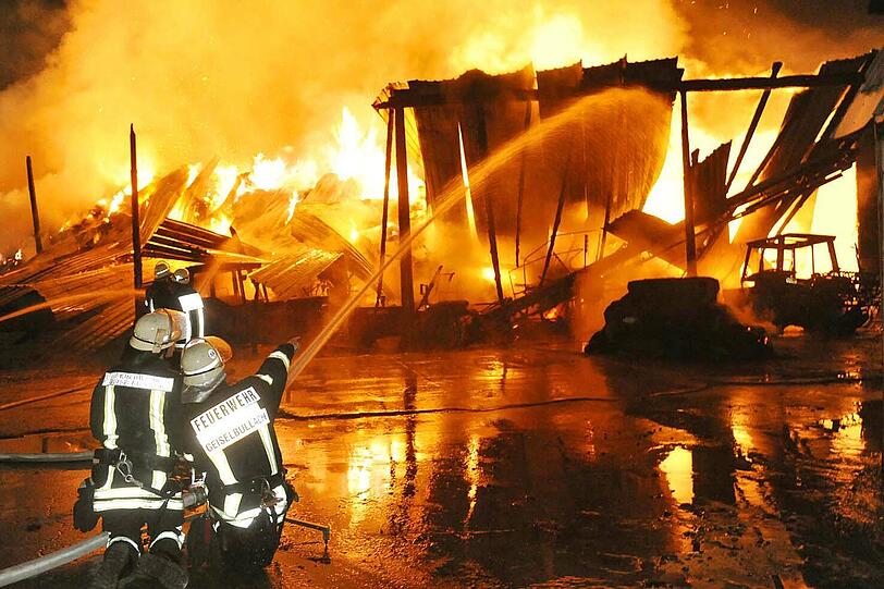 Beim Brand von zwei Hallen auf einem Reiterhof im oberbayerischen Maisach ist ein Schaden von einer Million Euro entstanden.