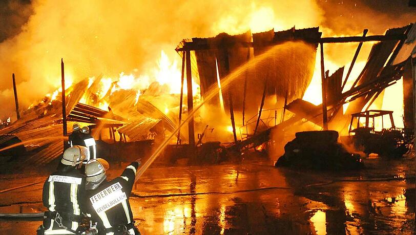 Beim Brand von zwei Hallen auf einem Reiterhof im oberbayerischen Maisach ist ein Schaden von einer Million Euro entstanden. Beim Brand von zwei Hallen auf einem Reiterhof im oberbayerischen Maisach ist ein Schaden von einer Million Euro entstanden.