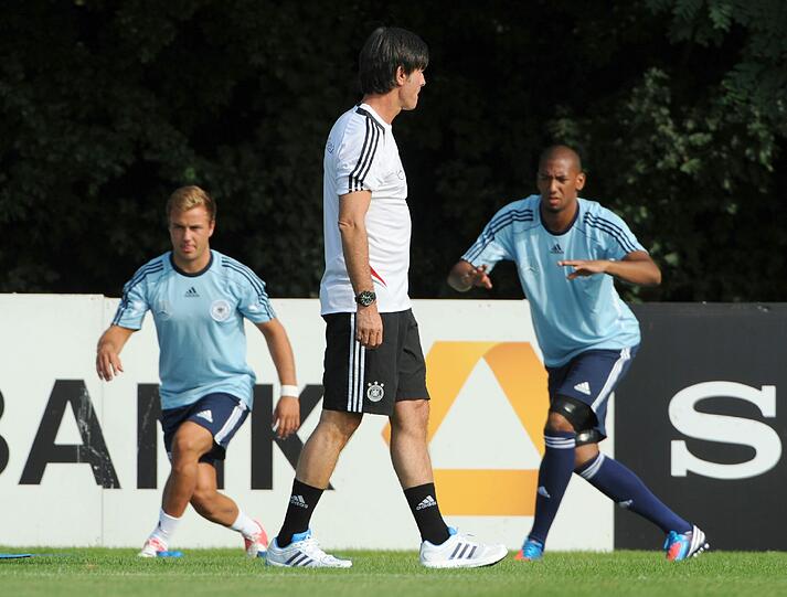 Alle 18 verfügbaren Spieler der DFB-Elf haben beim ersten Training vor dem Saison-Auftakt gegen Argentinien auf dem Trainingsplatz gestanden - im neuen hellblauen Trainingsjersey. Auch die Akteure des FC Bayern München und von Borussia Dortmund, die noch am Sonntagabend das Supercup-Endspiel (2:1) bestritten hatten, waren bei der Übungseinheit am Montag auf einem Nebenplatz des Frankfurter Stadions dabei. Sehen Sie hier die Bilder.