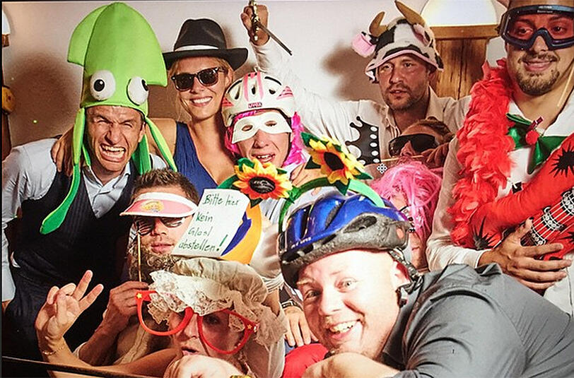 Witzige Pose: Bayerns Thomas Müller (l.)auf der Hochzeit von Eishockey-Profi Thomas Oppenheimer.