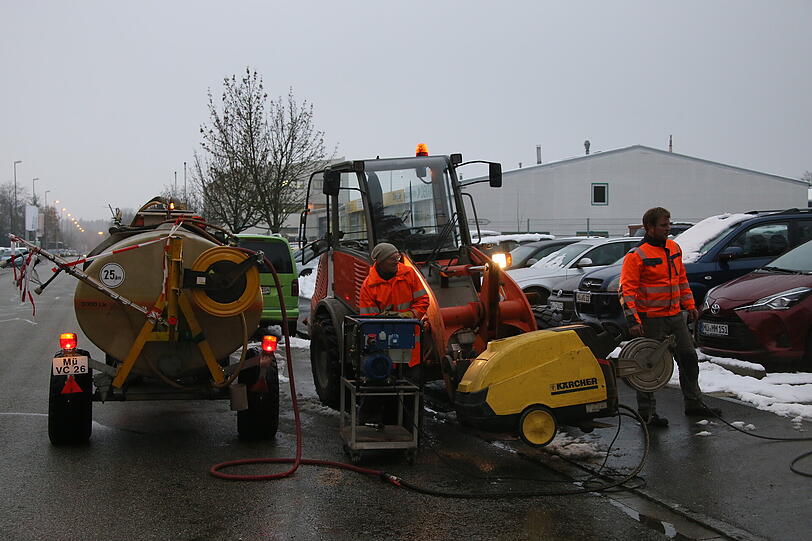 Seifig-schmierig statt wintertauglich - Die Feuerwehr musste am Dienstag helfen, den Fehler eines Winterdienstes auszumerzen.