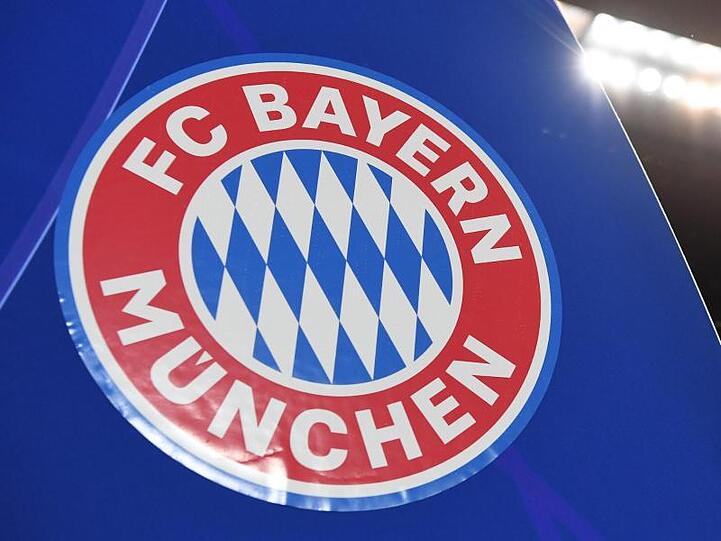 Das Logo des FC Bayern München ist zu sehen. Foto: Sven Hoppe/dpa/Archivbild