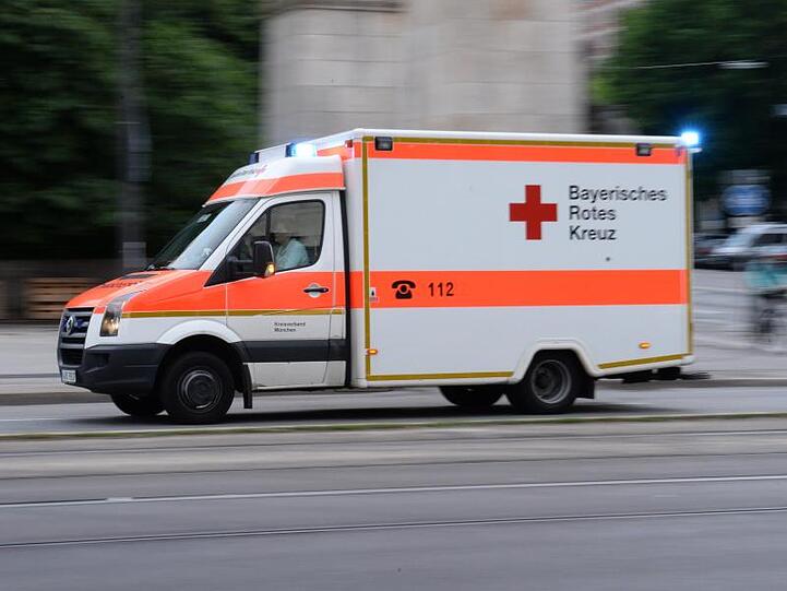 Ein Krankenwagen fährt während eines Einsatzes über eine Straße. Foto: Felix Hörhager/dpa/Archivbild