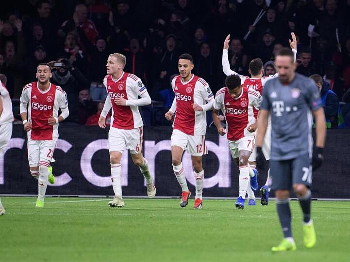 Dusan Tadic (hinten r) und seine Ajax-Teamkollegen feiern den Treffer zum 1:1.